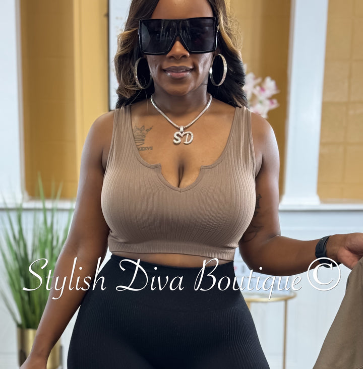 RIBBED SEAMLESS SPLIT NECK CROP TOP (Mocha)